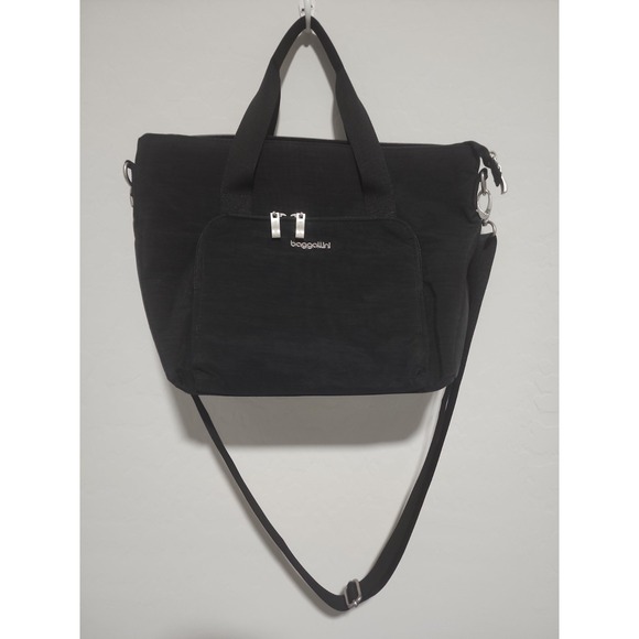 Baggallini Handbags - Baggallini Avenue Crossbody In  Black.